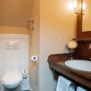Großes Zimmer mit Kingsize-Bett